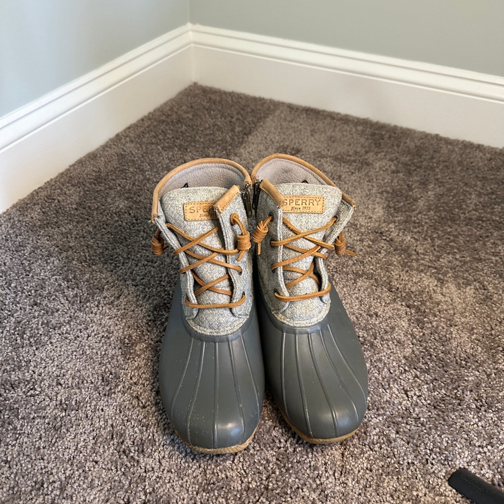 Sperry boots size 8.5 gray